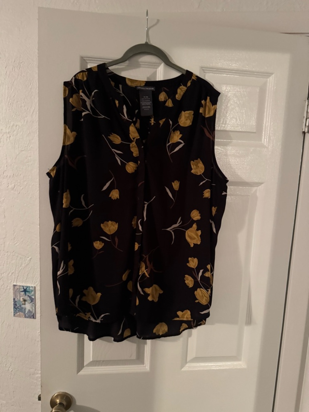 Chelsea & Theodore Sleeveless Black and Gold Tulip Print in XL perfect condition